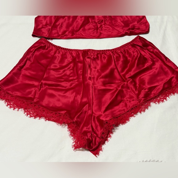 Elegant Red Satin Sleepwear Set - Picture 3 of 5